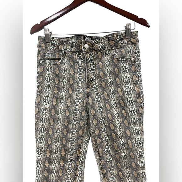 UO BDG 70s Inspired Midrise Stretchy Flare Snakeskin Print Jeans Size 27 - Picture 3 of 8